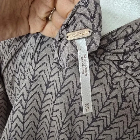 Free People Jade Aligned Gray Patterned Bell Sleeve Cropped Top‎ Blouse XS - Picture 6 of 9